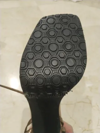 Preciosas sandalias de fiesta doradas.