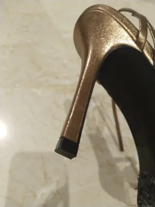 Preciosas sandalias de fiesta doradas.