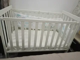 Cuna de bebé blanca