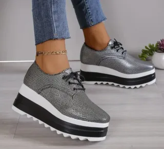 Mocasines grises/negros con plataforma