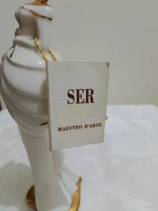 Dama porcellana Capodimonte oro e bianco