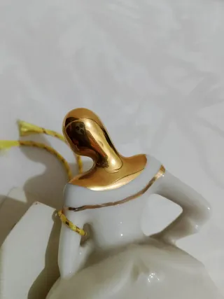 Dama porcellana Capodimonte oro e bianco