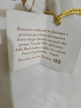 Dama porcellana Capodimonte oro e bianco