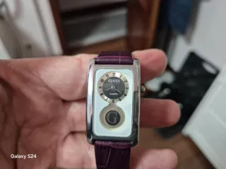 Reloj Gucci Cuarzo Púrpura y Plateado