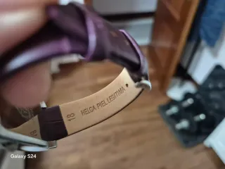 Reloj Gucci Cuarzo Púrpura y Plateado