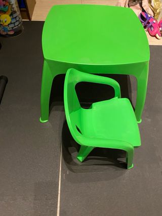 Mesa y silla infantil verde
