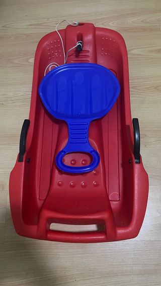Trineo rojo con pala azul