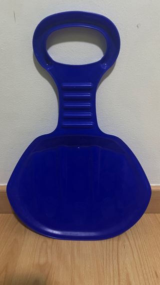 Trineo rojo con pala azul