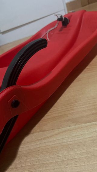 Trineo rojo con pala azul