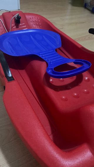 Trineo rojo con pala azul