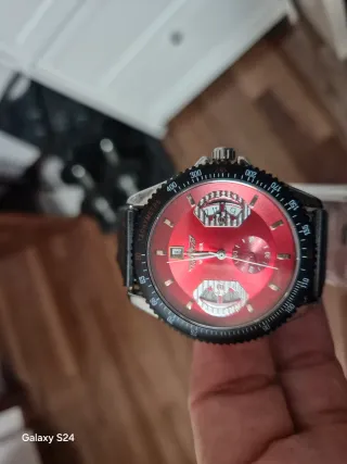 Reloj deportivo rojo con cronógrafo