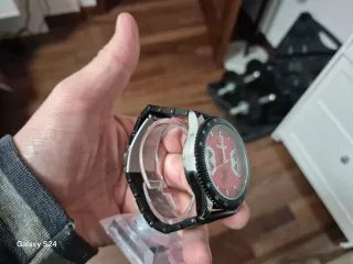 Reloj deportivo rojo con cronógrafo