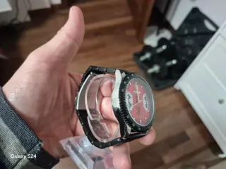 Reloj deportivo rojo con cronógrafo