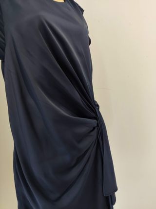 Vestido fiesta azul satinado con fruncido lateral