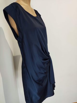 Vestido fiesta azul satinado con fruncido lateral