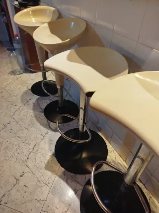 Taburetes de cocina beige y negro