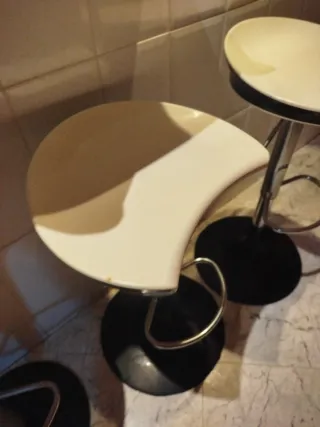 Taburetes de cocina beige y negro