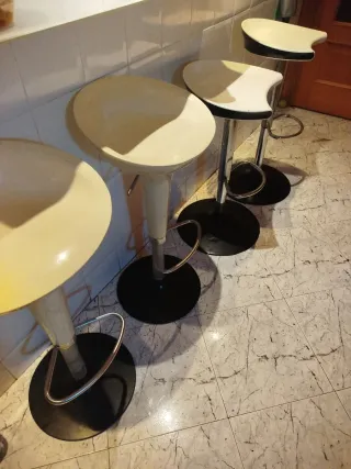 Taburetes de cocina beige y negro