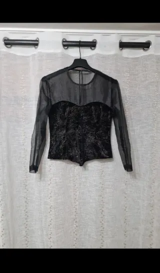 Blusa de fiesta negra con estampado brillante