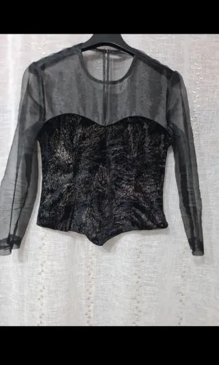 Blusa de fiesta negra con estampado brillante