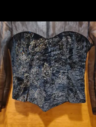 Blusa de fiesta negra con estampado brillante