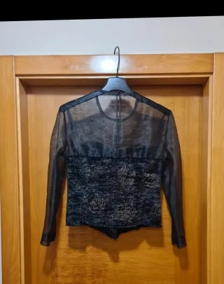 Blusa de fiesta negra con estampado brillante
