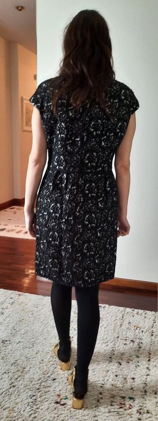 Vestido negro y blanco largo a la rodilla