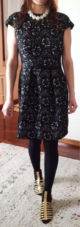 Vestido negro y blanco largo a la rodilla