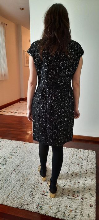 Vestido negro y blanco largo a la rodilla