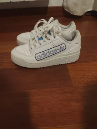 Zapatillas Adidas Forum Low Blancas y Azules