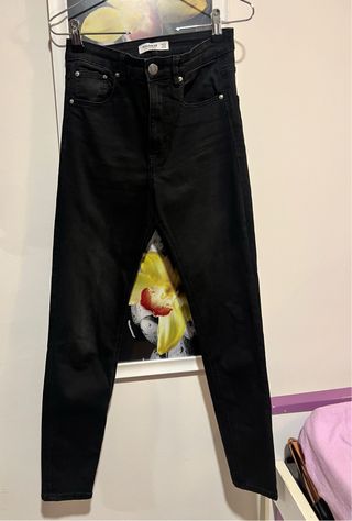 Pantalón pitillo negro de mujer Pull&Bear T36
