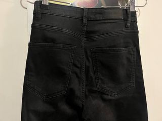 Pantalón pitillo negro de mujer Pull&Bear T36