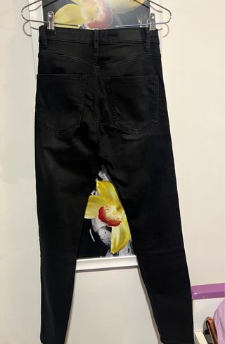 Pantalón pitillo negro de mujer Pull&Bear T36