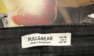 Pantalón pitillo negro de mujer Pull&Bear T36