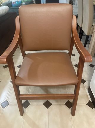 Sillón de madera y cuero sintético marrón