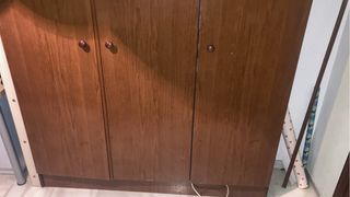 Armario de madera marrón