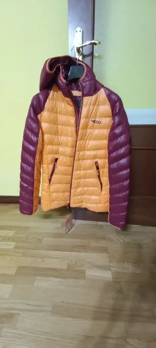 Abrigo deportivo naranja y morado.