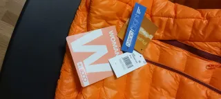 Abrigo deportivo naranja y morado.