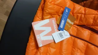 Abrigo deportivo naranja y morado.