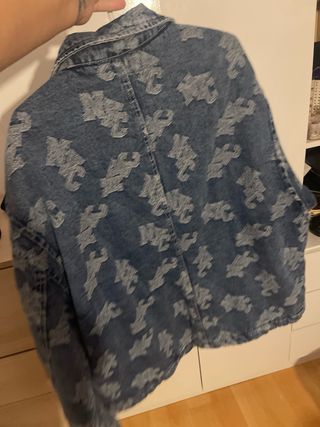 Chaqueta vaquera Bershka estampada de hombre