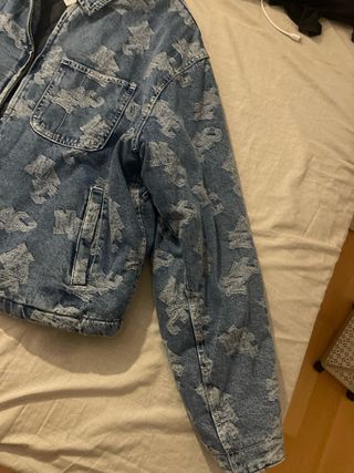 Chaqueta vaquera Bershka estampada de hombre