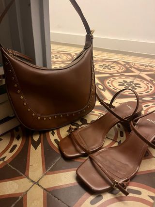 Bolso y sandalias marrón