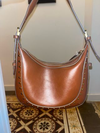 Bolso y sandalias marrón