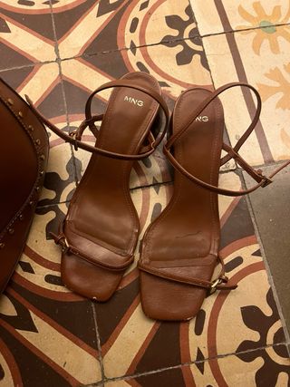 Bolso y sandalias marrón