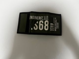 Cartera verde con diseño ENGINEERED LAB