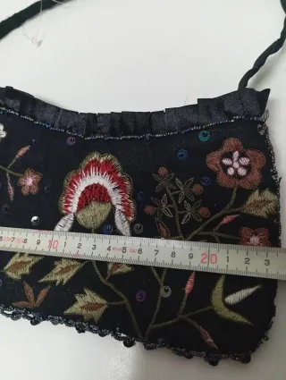 Bolso de fiesta negro bordado