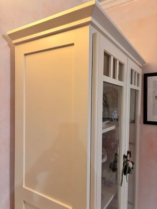 Vitrina blanca con puertas de cristal