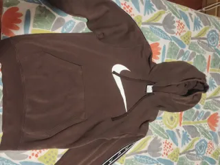 Sudadera Nike Marrón con Logo Swoosh