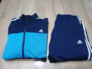Conjunto deportivo Adidas azul y blanco