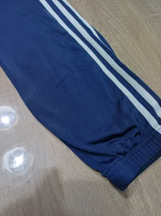 Conjunto deportivo Adidas azul y blanco